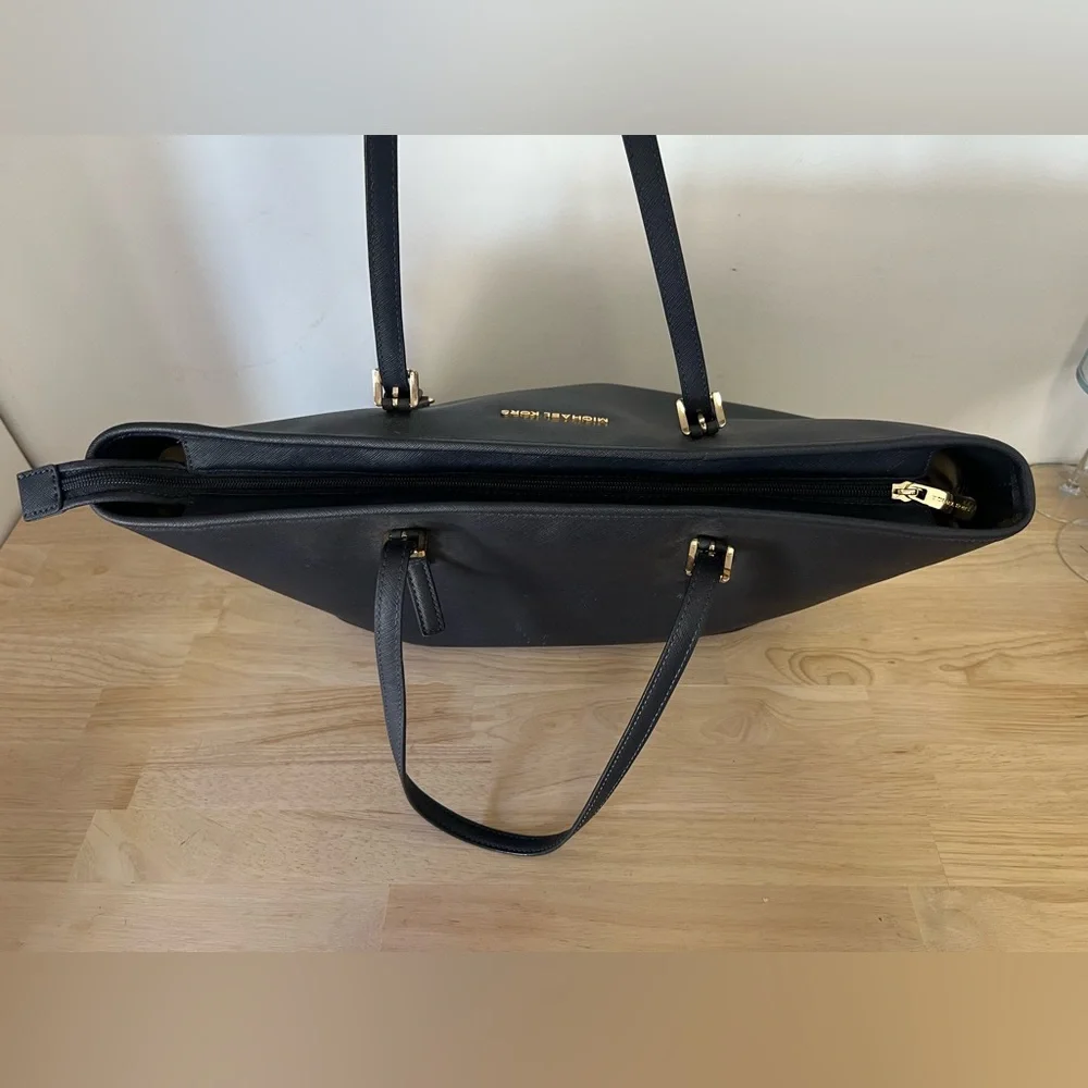 Navy Blue Michael Kors Jet Set Travel‎ Tote - Picture 11 of 14